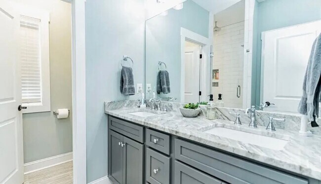 Building Photo - Beautiful 3/2 Available June 1st!