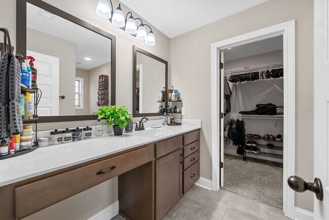 Building Photo - Like New Home Minutes from Fort Campbell!