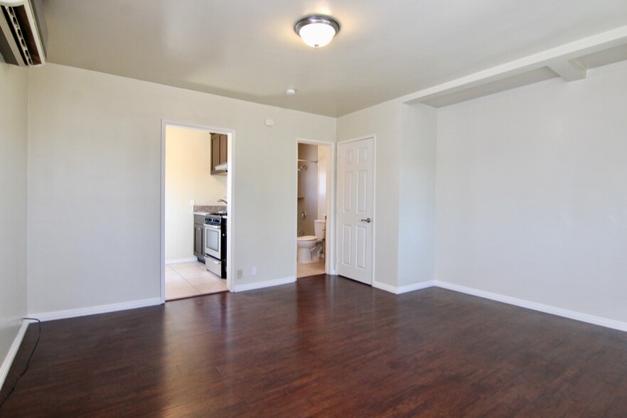 Building Photo - 3345 Del Mar Ave