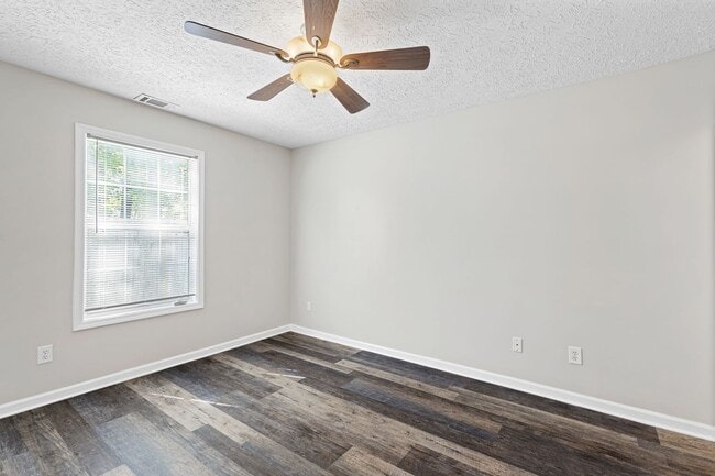 Building Photo - 2 bed/2 bath bungalow in the wonderful Bri...