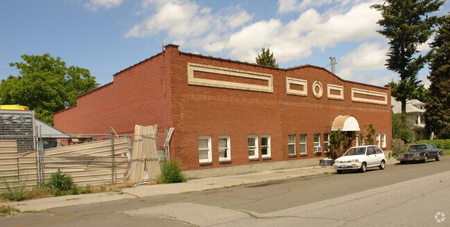 Primary Photo - 2911 E Diamond Ave