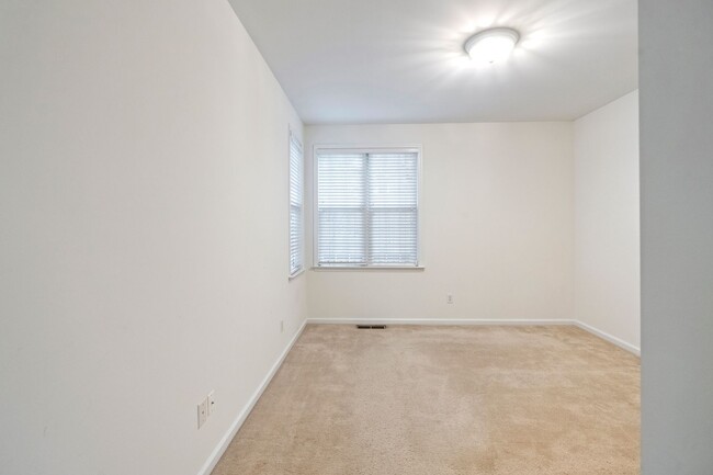 Building Photo - End Unit Townhome - 4 Bedrooms with First ...