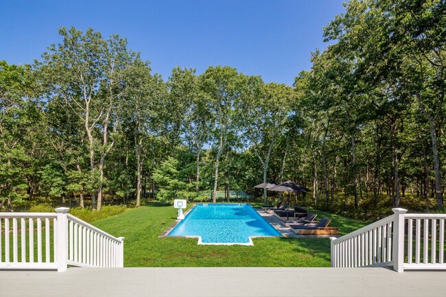 Building Photo - 528 Wainscott NW Rd