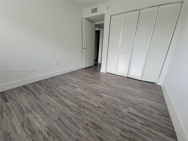 Building Photo - 4844 N State Rd 7