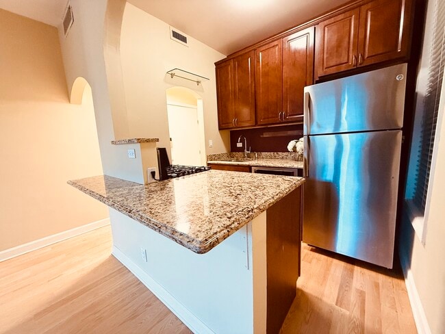 Building Photo - 2133 N Sheffield Ave