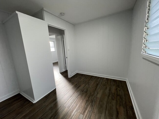 Building Photo - 3046C Harding Ave