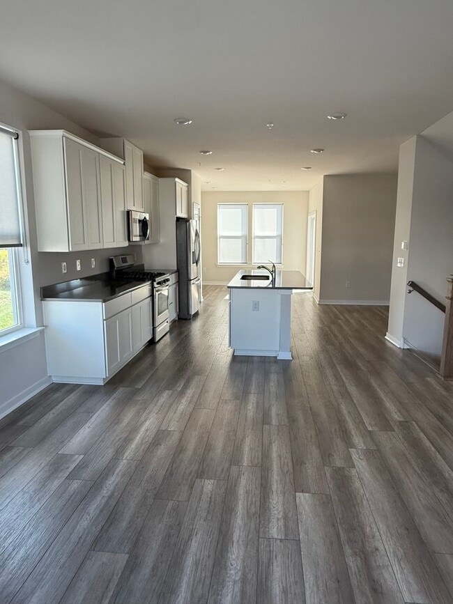 Building Photo - THREE BEDROOM/ END OF ROW TOWNHOME in Sout...