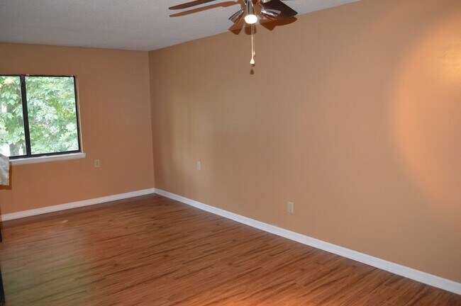 Building Photo - 2 Bedroom, 2 Bathroom Apartment in Cedarwood