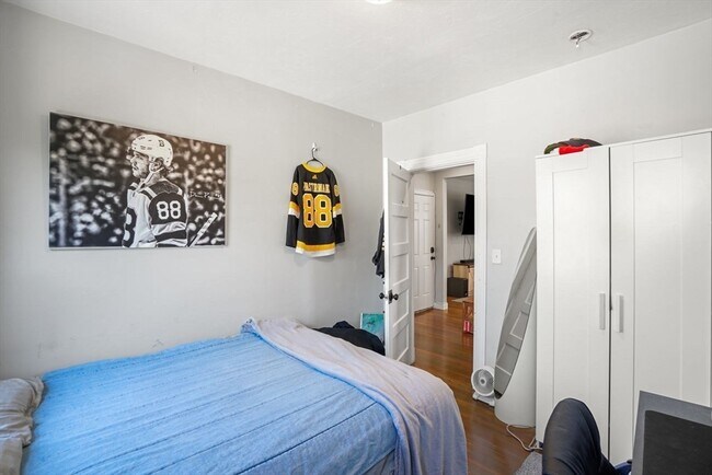 Building Photo - 17 Howes St