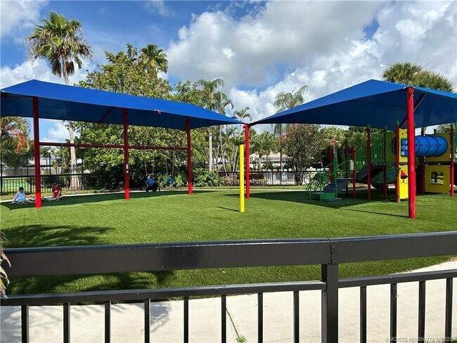 Building Photo - 2807 SW Lakemont Pl