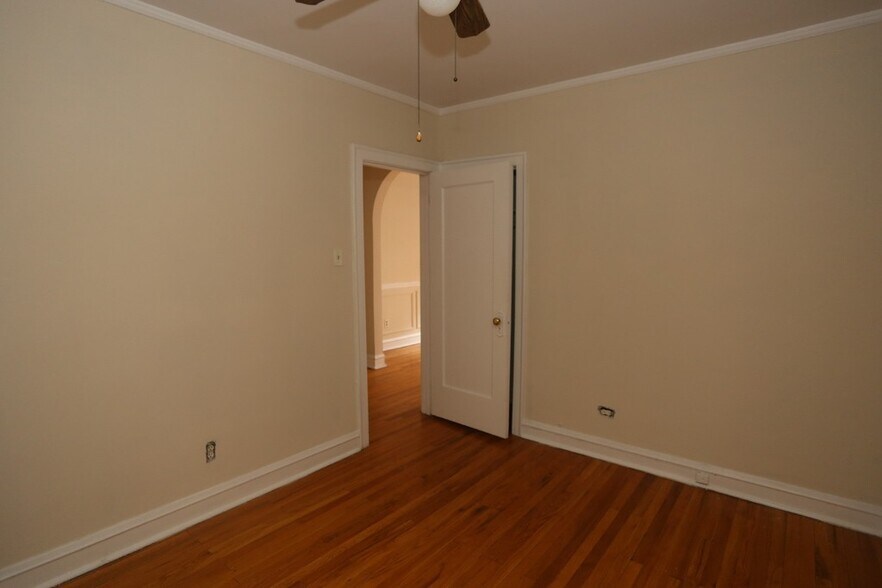Building Photo - 543 W Surf St