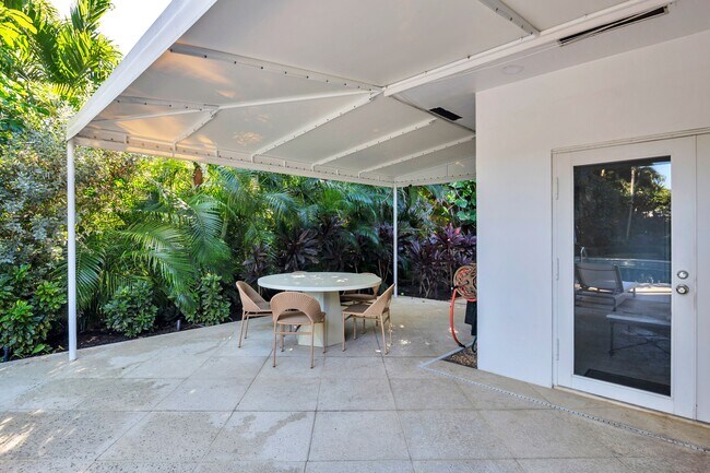 Building Photo - 230 Osceola Way