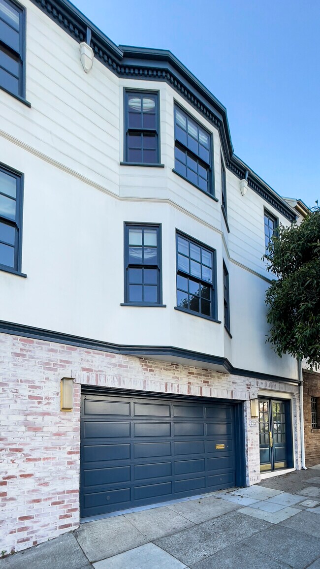 Building Photo - 2209 Steiner St