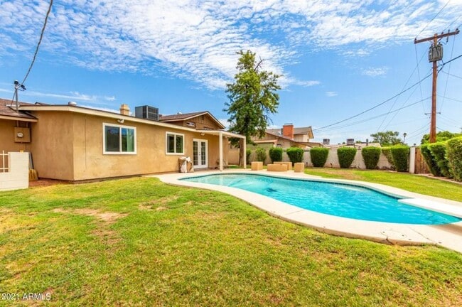 Building Photo - 919 E La Jolla Dr