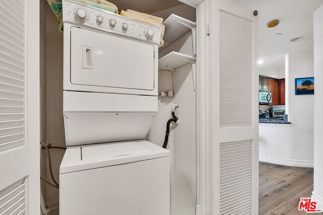 Building Photo - 15206 Burbank Blvd