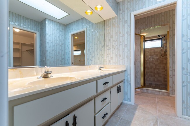 Building Photo - Spacious 3-Bed, 2-Bath Pool Home in Planta...