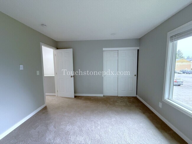 Building Photo - Newly Renovated 2-bedroom Apartment