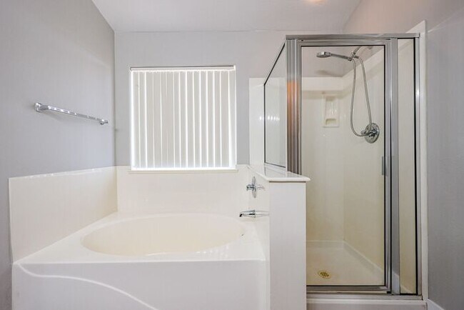 Building Photo - Beautiful 4 Bed 2000+ SFT property in Wind...