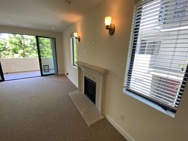 Building Photo - 11611 Montana Avenue, Unit 205