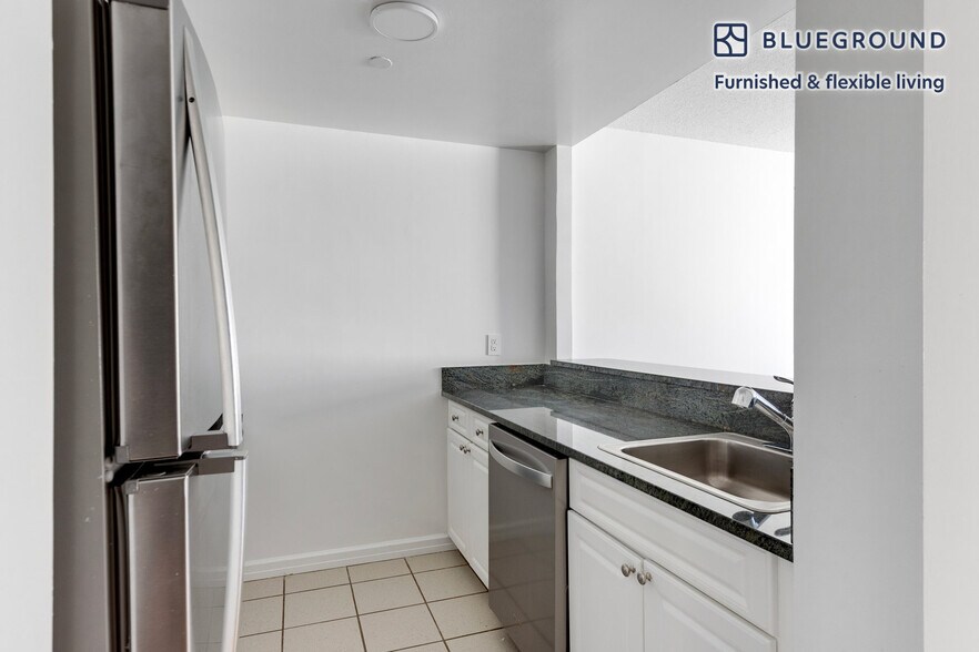 Building Photo - 520 W 48th St