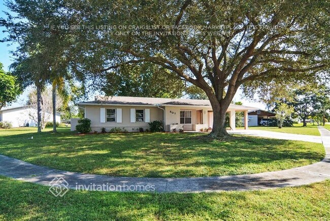 Building Photo - 801 SW Ivanhoe Dr