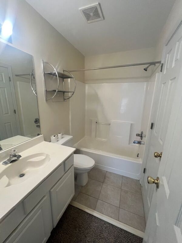 Building Photo - 1015 River Isle Cove