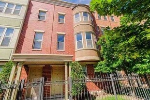 Building Photo - 720 W Evergreen Ave