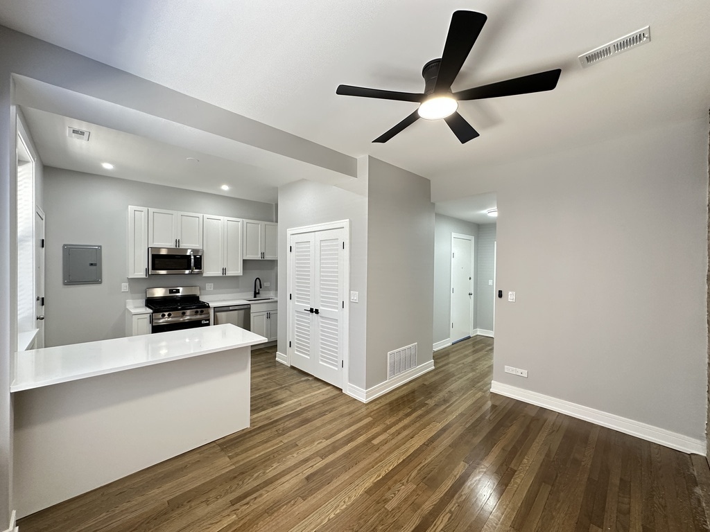 Building Photo - 3840 N Wilton Ave