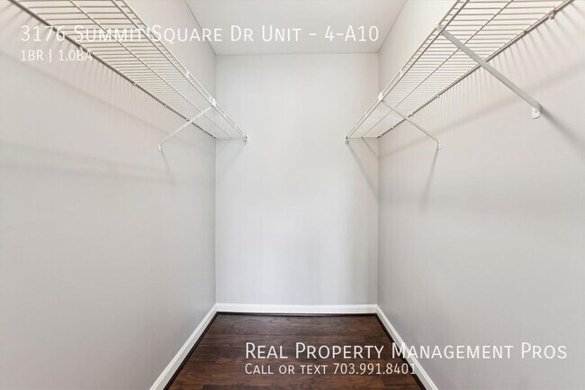 Building Photo - 3176 Summit Square Dr