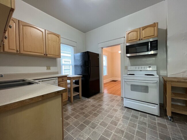 Building Photo - 5511 Brooklyn Ave NE