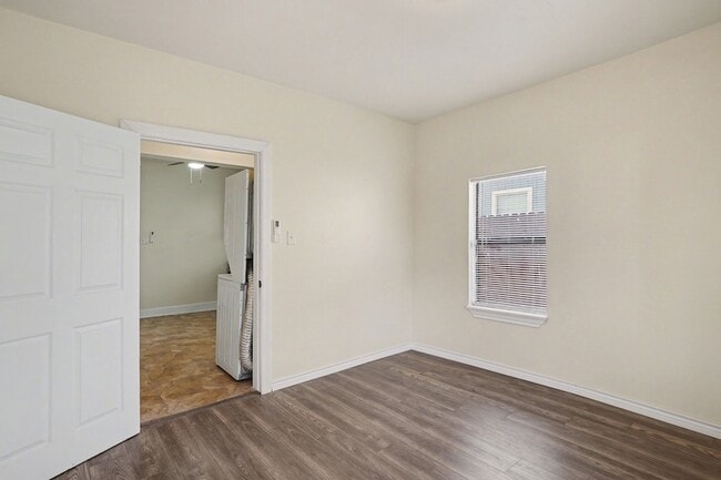 Building Photo - 4805 Belmont Ave