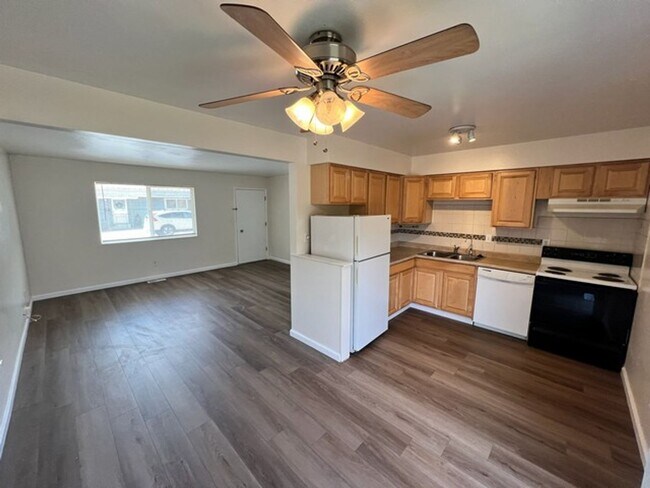 Building Photo - Refreshed Two Bedroom Sparks Duplex