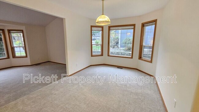 Building Photo - 12220 Ravena Pl NW