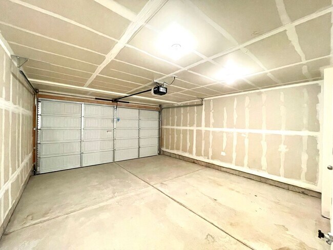 Building Photo - Modern 3-Bedroom Townhome in Provo