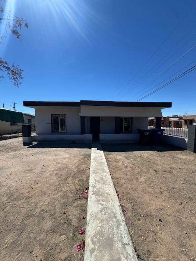 Building Photo - South- 3 bedroom/ 1 bathroom single family home
