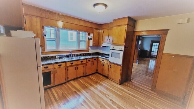 Building Photo - 72 Bellevue Ave