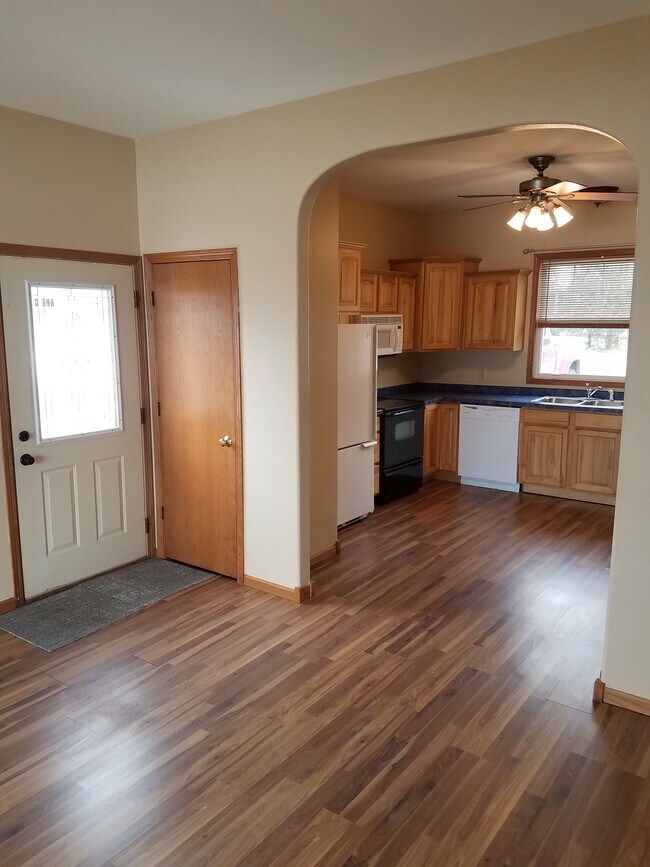 Entry way/kitchen - 7957 Bethel Rd