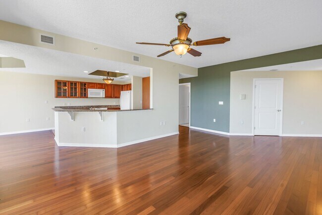 Building Photo - WATER VIEW CONDO 2/2 #714