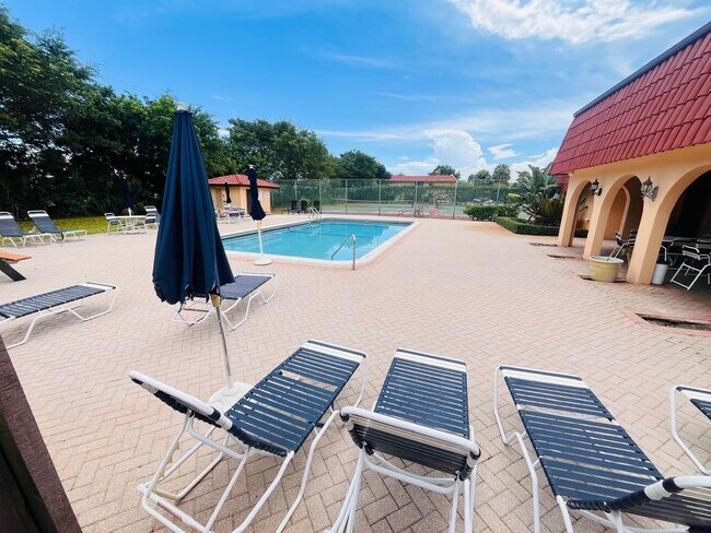 Building Photo - 5985 Forest Hill Blvd