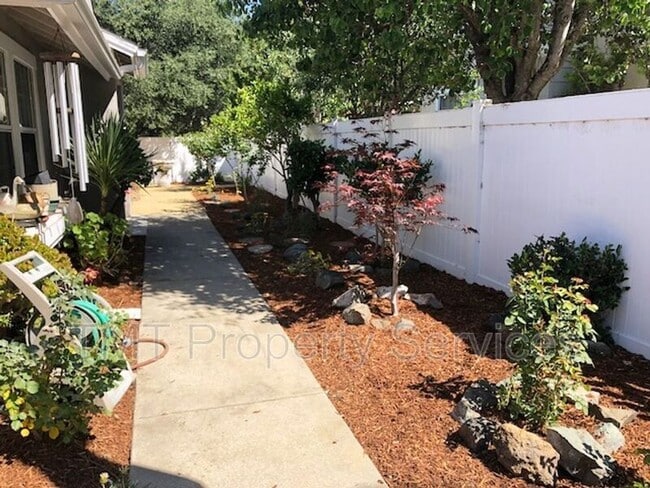 Building Photo - 948 Bluebell Way