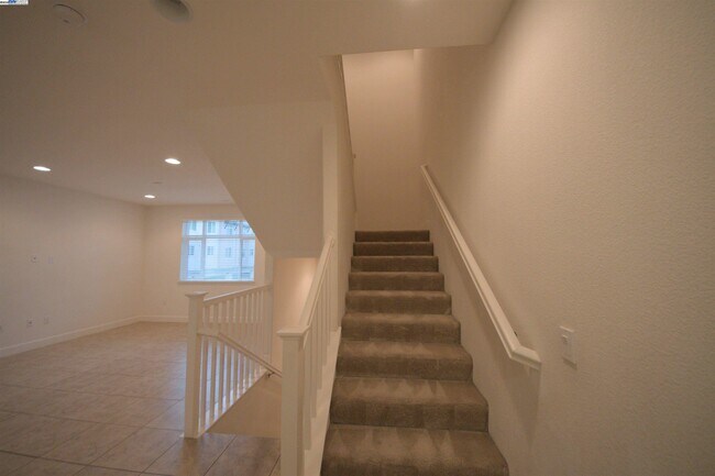 Building Photo - 5530 Esprit Way