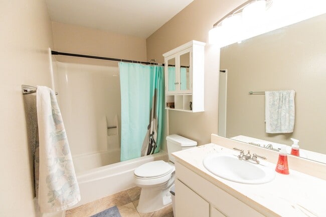 Building Photo - 6 Bedroom 3.5 Bathroom Tri-Level Home In Tempe close to ASU