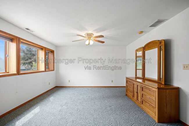 Building Photo - 9811 N Comanche Dr