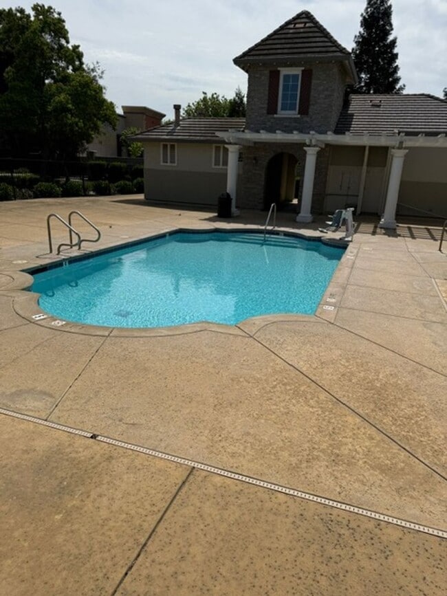 Building Photo - Gorgeous Natomas Condo