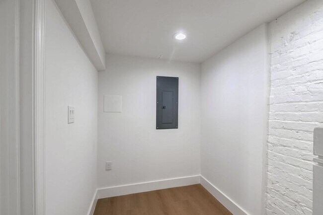 Building Photo - Columbia Heights Apartment | 1 Bed | 1 Bath | 450 Sf