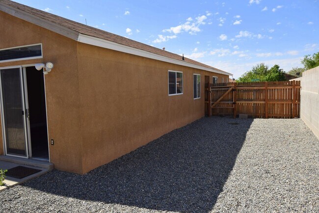 Building Photo - Great Area, 3 Bedroom, 2 Bath with major kitchen appliances.