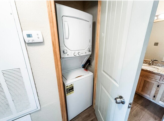 Building Photo - Adorable 2/2 Condo Available For Immediate...