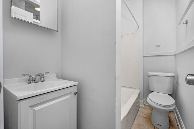Building Photo - Beautifully Renovated 4 Bedroom 2.5 Bathroom Rental in McElderry Park VOUCHER Holders Wanted