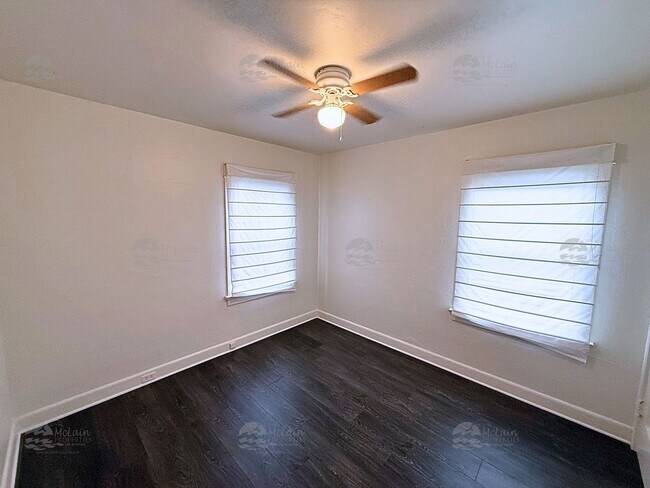 Building Photo - 304 N Rios Ave