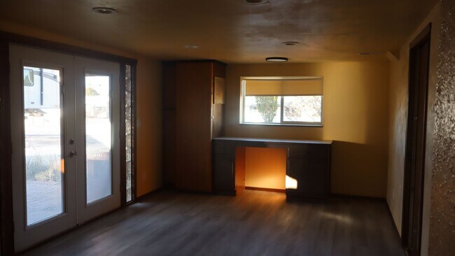 Building Photo - Spacious